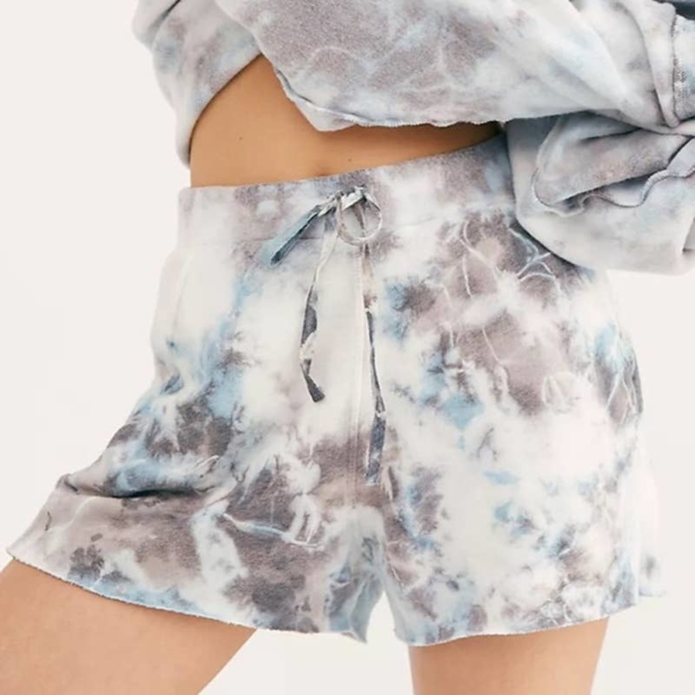 New FREE PEOPLE Kelly Washed Tie Dye Cutoff Short Shorts w/ Pockets NWT